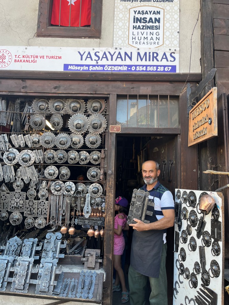 Hüseyin bey benim çektiğim fotoğrafın baskısı eline ulaşınca aradı ve teşekkür etti.